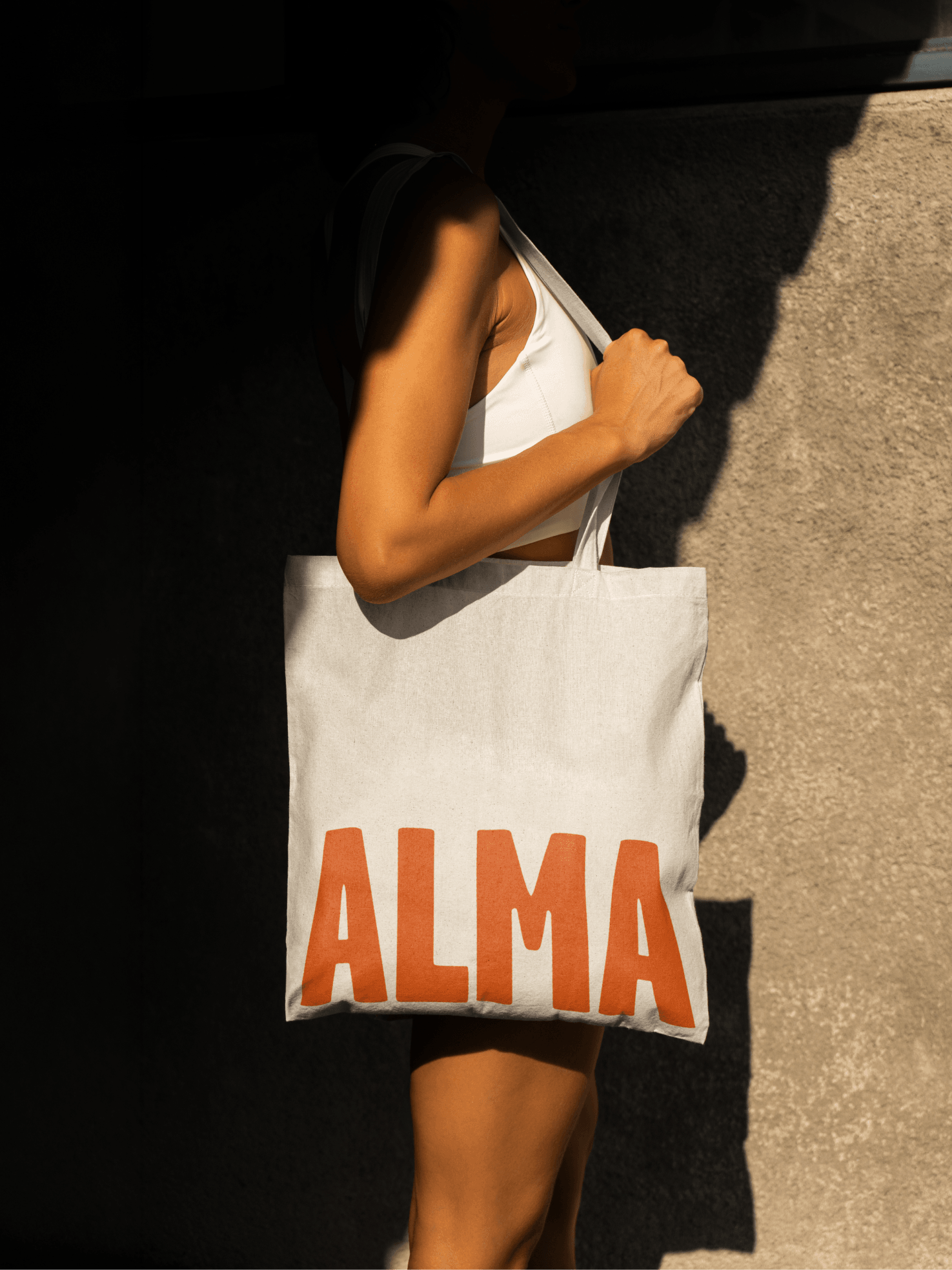 Image of a person with an Alma tote bag
